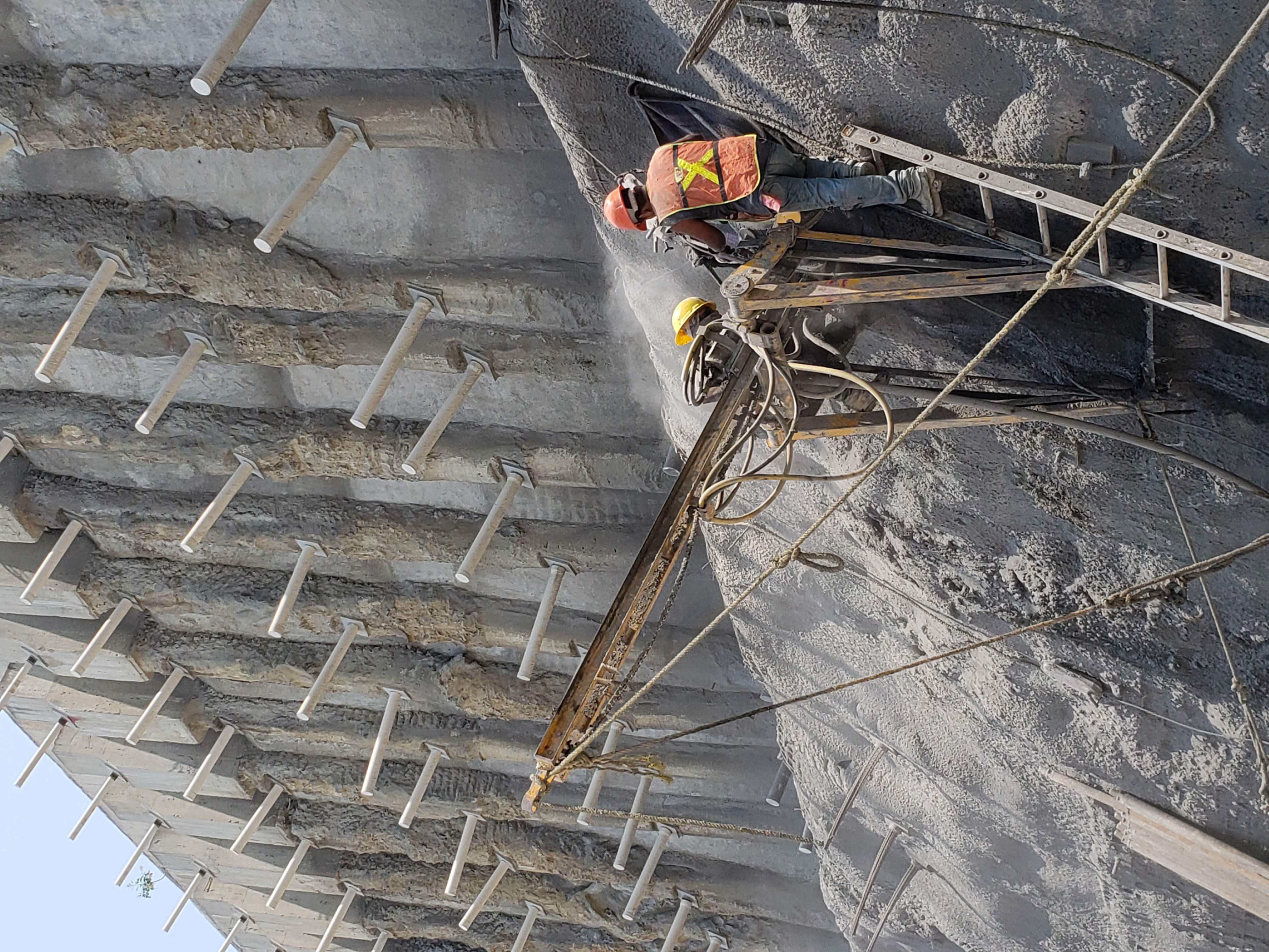 Talud anclado con soil nailing y concreto lanzado