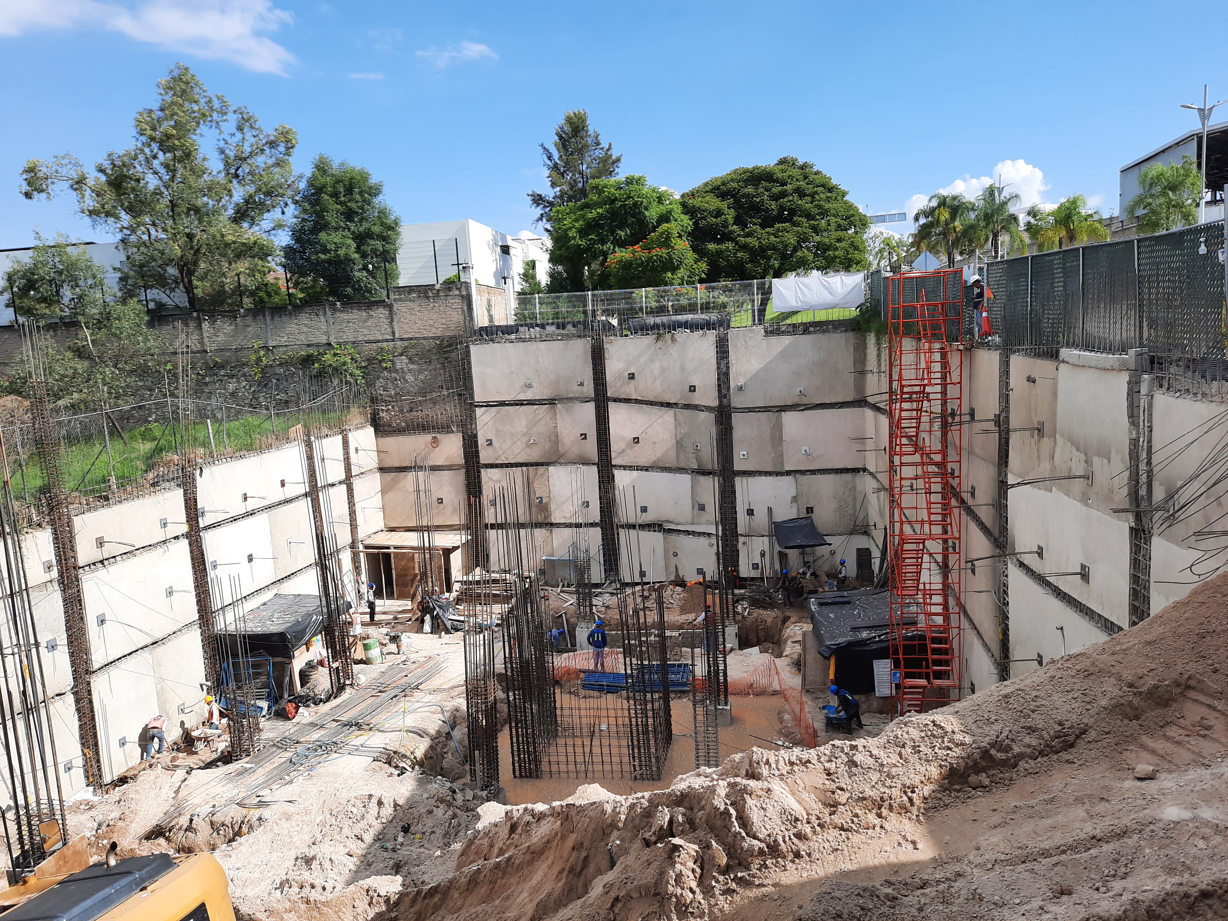 Excavación con sistema de contención para cimentación profunda