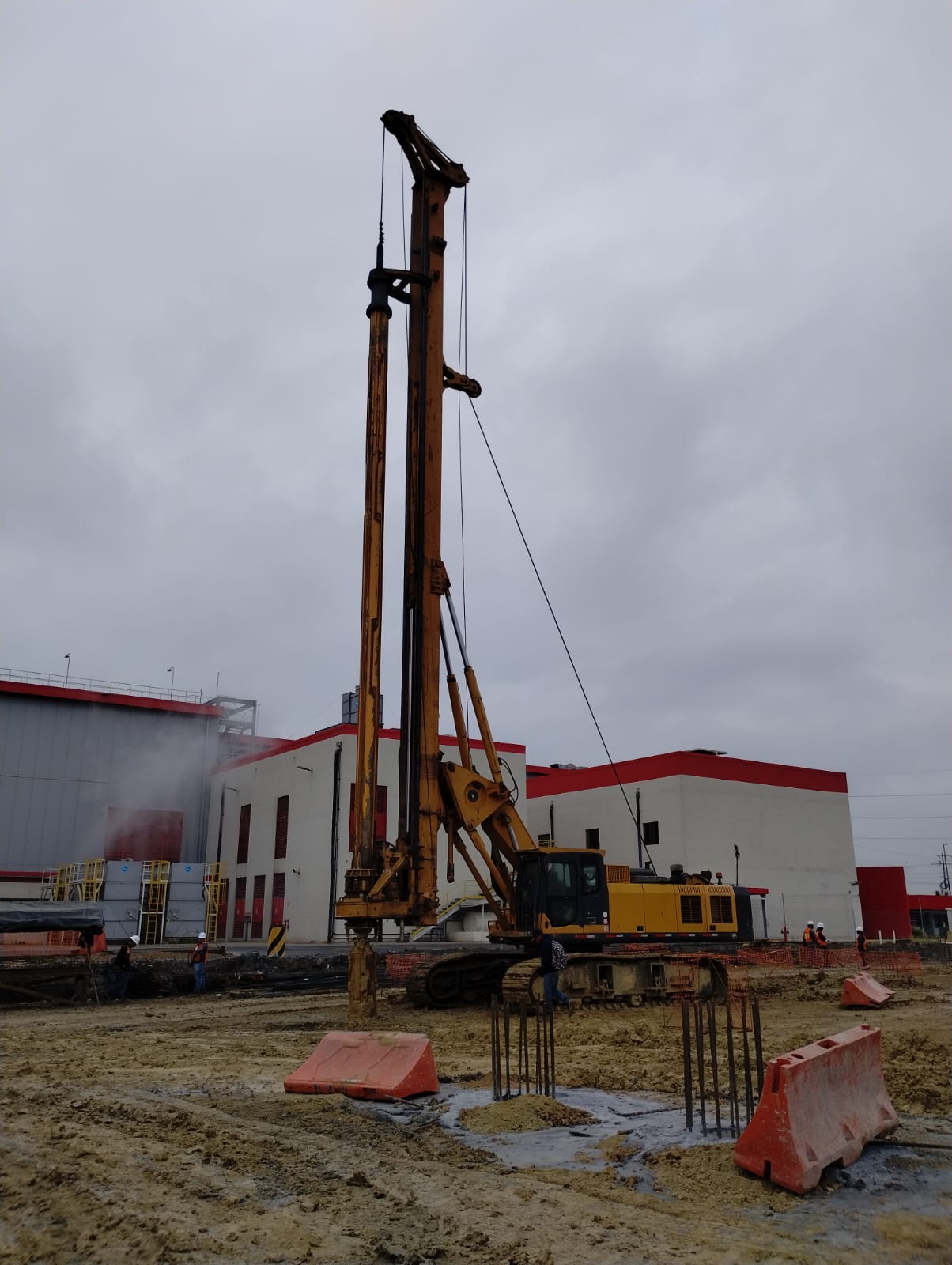 Pilas de cimentación en proceso de perforación