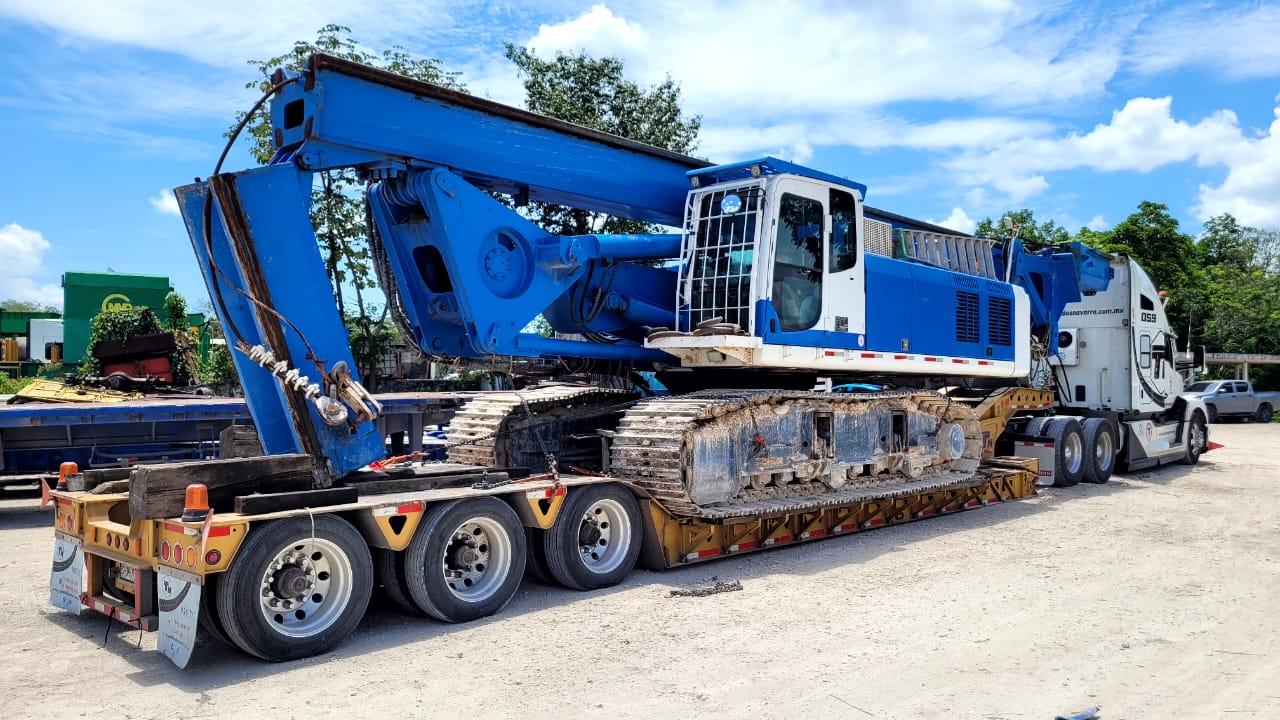 Equipo de perforación transportado a sitio de obra