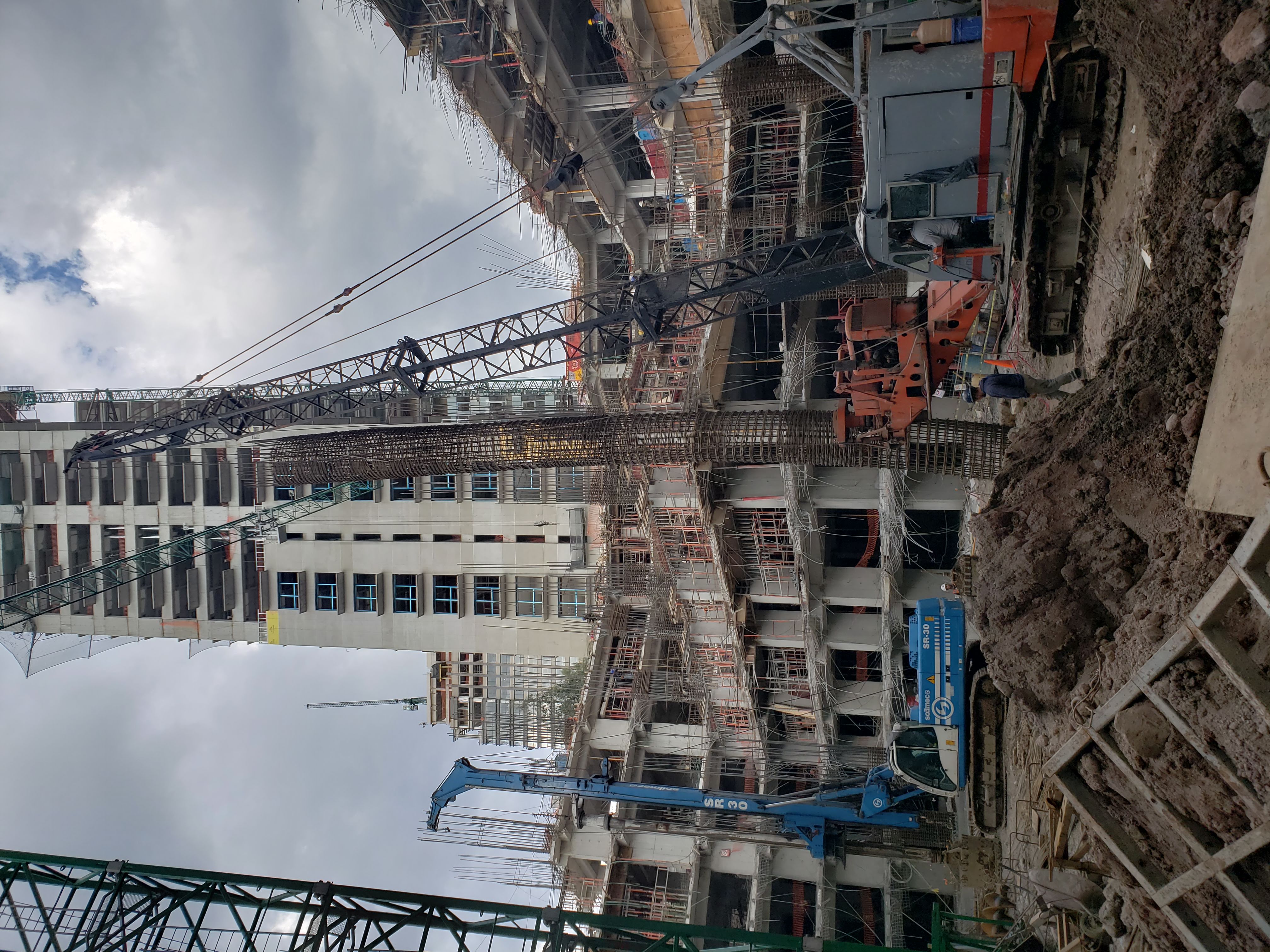 Perforación de pilas de cimentación profunda en torre en construcción México
